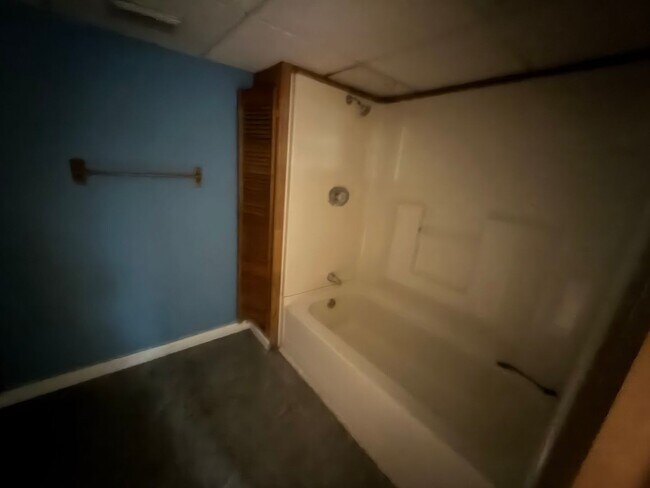 Building Photo - 4BR Colonial with Garage and Large Lot