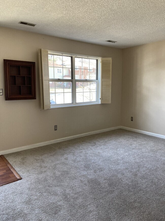 Brand new carpets throughout! - 1618 Thrush Ter