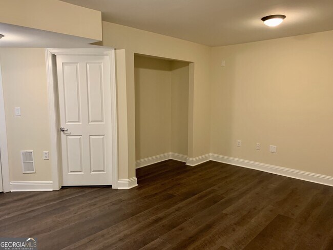 Building Photo - 5460 Glenridge View NE