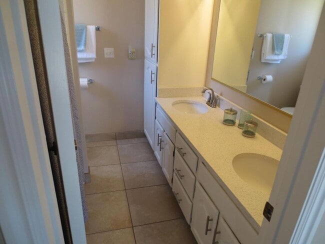 Building Photo - Large Home in Bloomington Hills