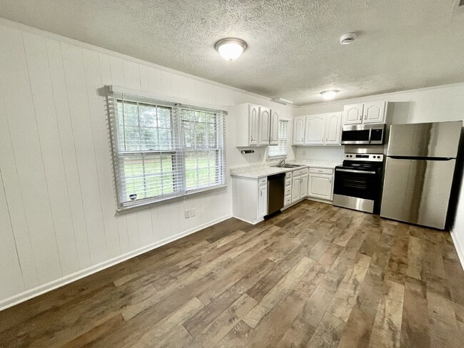 Building Photo - 3 Bed, 2 Bath Nest Near Cape Fear Valley