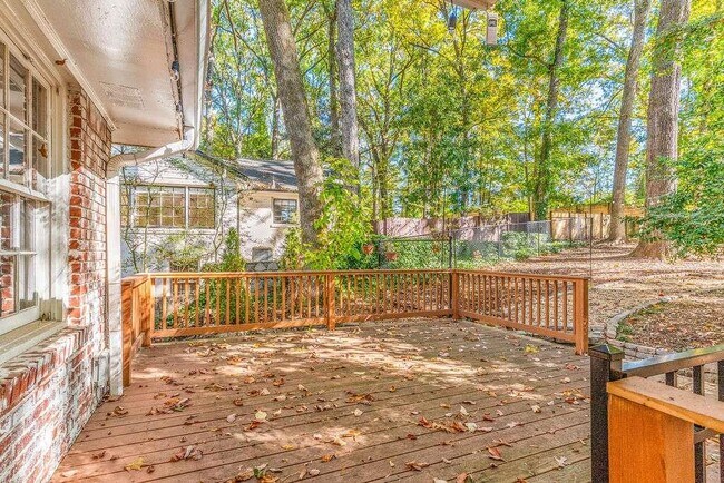 Building Photo - 3911 Ivy Rd NE