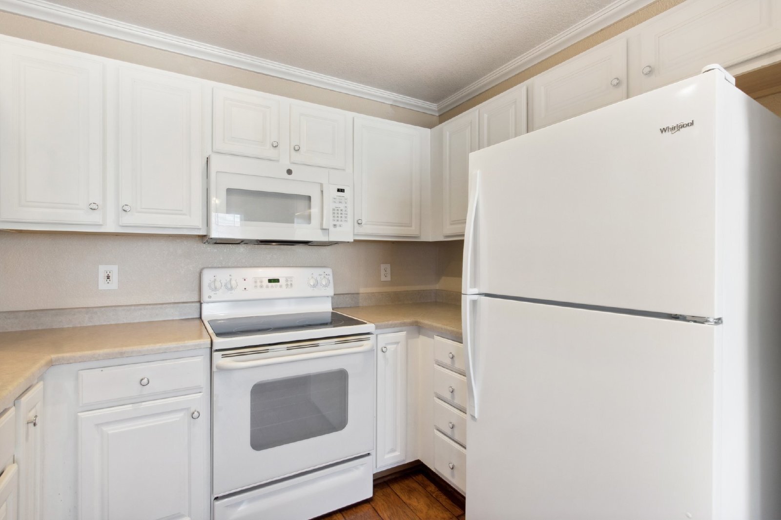 Building Photo - Updated 2-Bed, 2-Bath Condo Just 15 Minute...