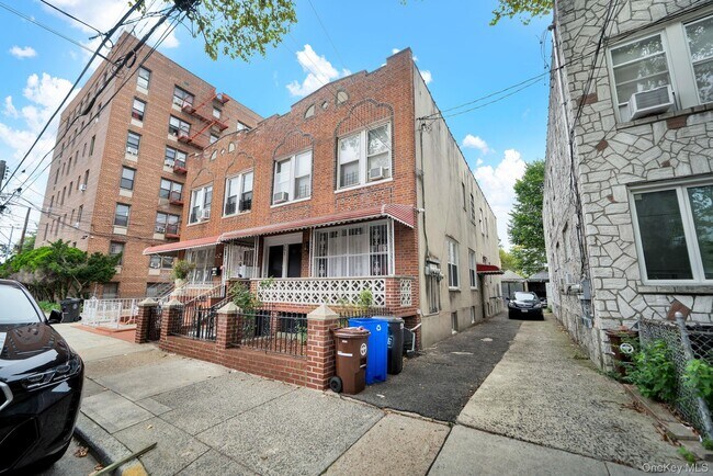 Building Photo - 251 E 46th St