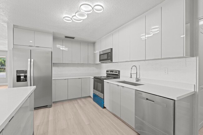 Building Photo - 534 E Del Monte Ave