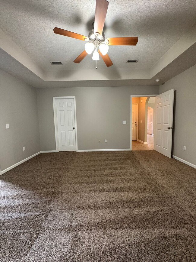 Building Photo - Hampton Place!