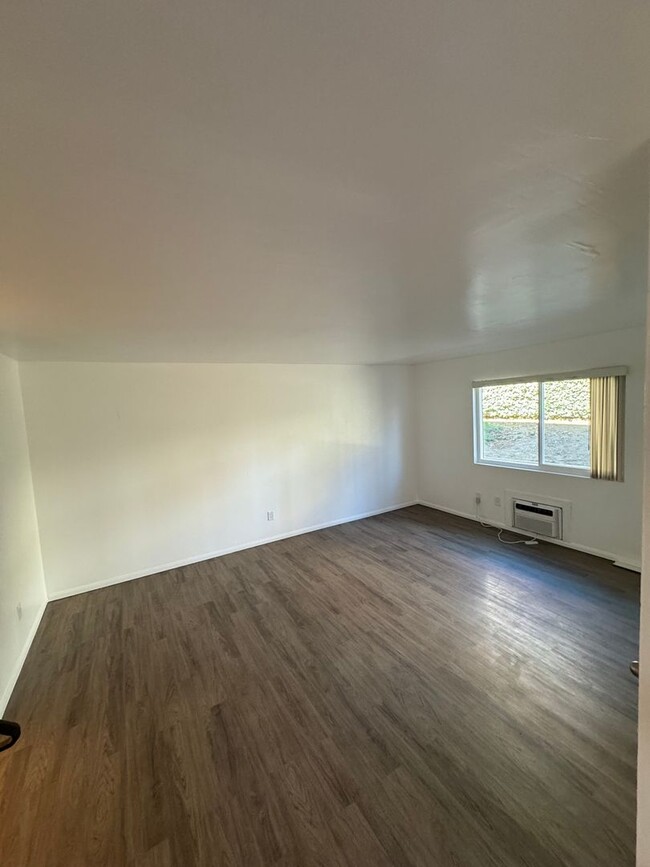 Building Photo - Spacious 2 Bedroom, 1.5 Bath Two-Story Tow...