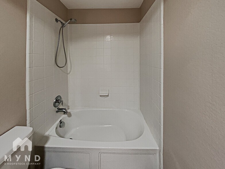 Building Photo - 1002 Camp Verde Dr