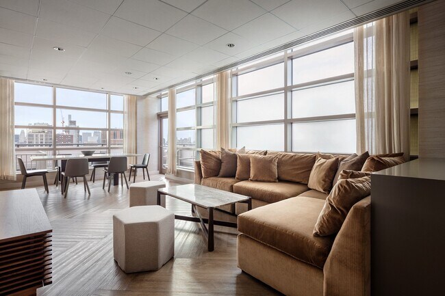 Building Photo - 215 E 96th St