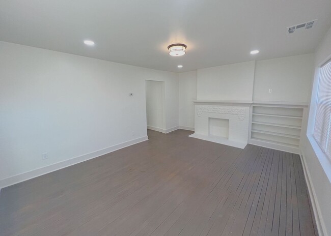 Building Photo - $500 OFF FIRST MONTHS RENT! Charming Duplex on 21st St.