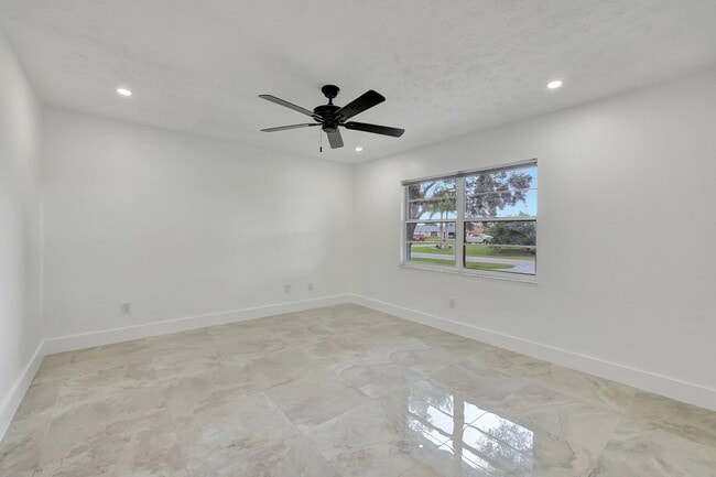 Building Photo - 1124 SE Ladner St