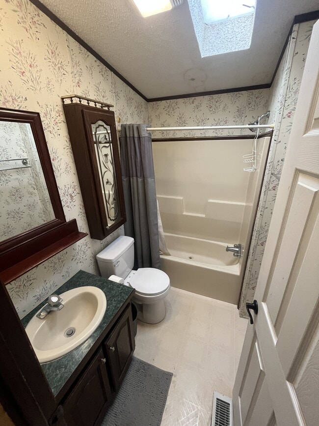 Building Photo - 12 Ray Dr