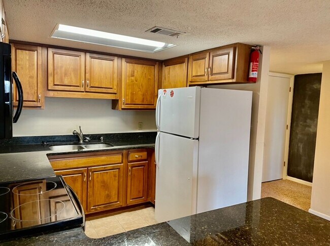 Building Photo - Deerfield Condominiums 429-15