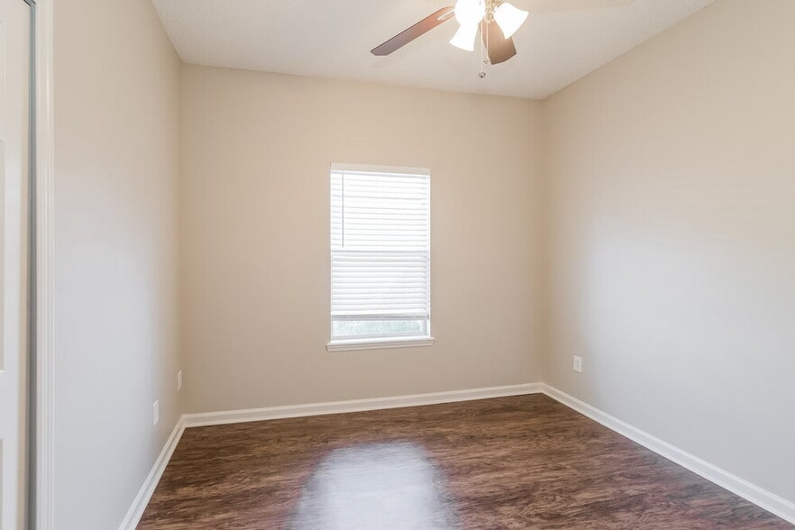 Building Photo - 8413 Staplehurst Dr W