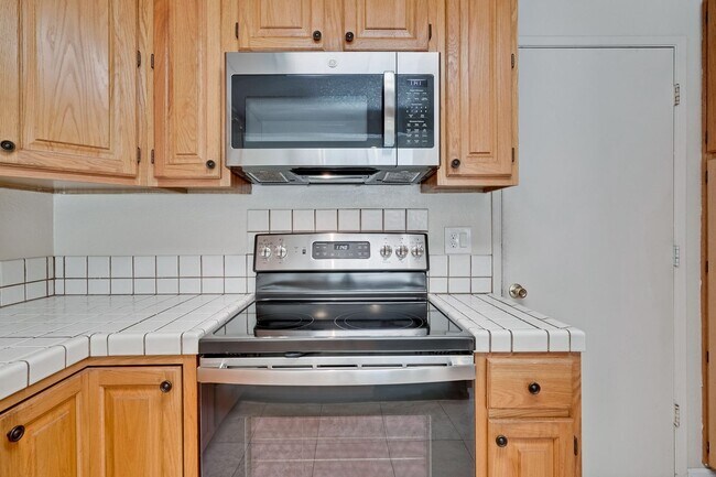 Building Photo - 6651 Bunker Hill Ct