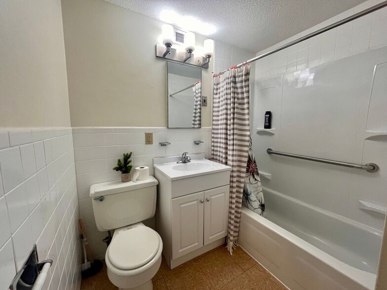 Building Photo - 460 Charles St