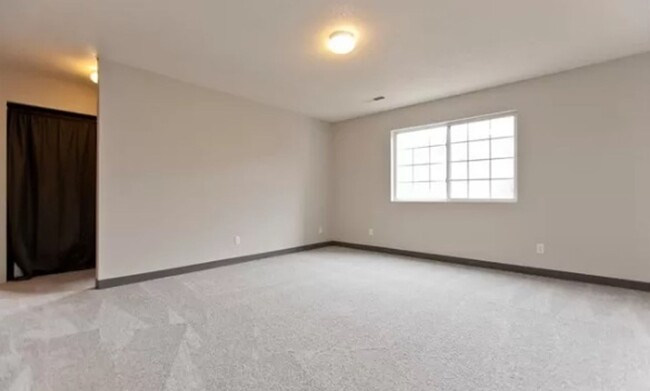 Building Photo - Beautiful 2BR 1ba condo available for May ...