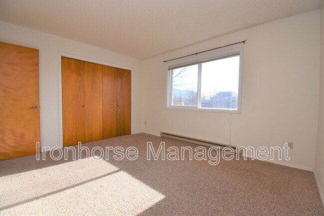 Building Photo - 809 W Villard St