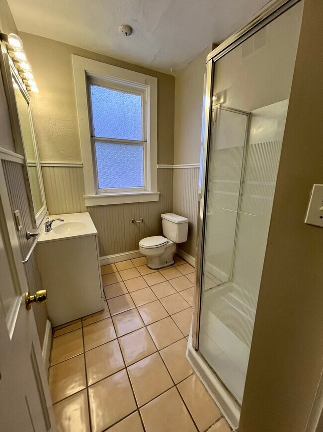 Building Photo - *** Shadyside Duplex Apartment * Pet Friendly * Spacious & Renovated * Available Now * Modern Fin...