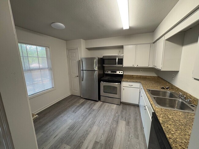 Building Photo - 2 Bedroom 1 Bath Apartment Close to Campus! Available Now!