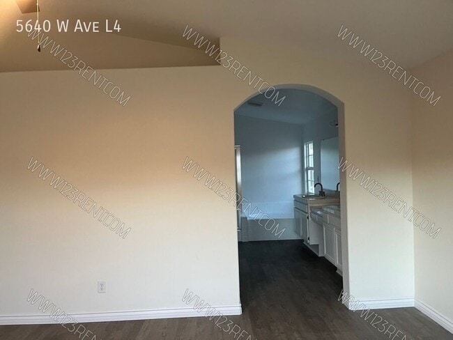 Building Photo - 5640 W Ave L4