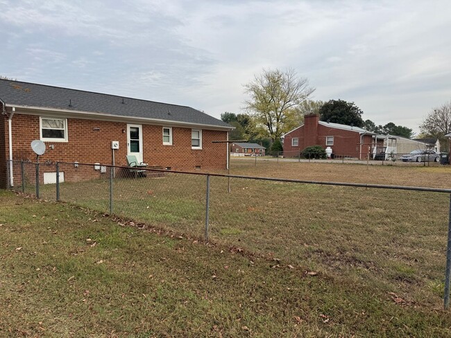 Building Photo - Mechanicsville Brick Rancher