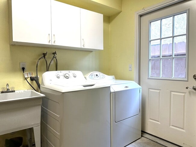Building Photo - $1,000 OFF FIRST MONTH'S RENT! 4BR/3BA Hou...