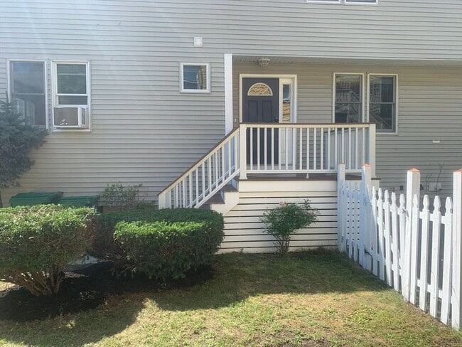 Building Photo - 90 Monument St