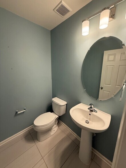 Building Photo - 853 Jarman Dr