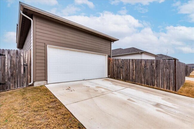 Building Photo - 122 Fairmeadow Downs Dr