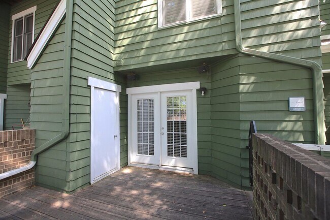 Building Photo - COMING SOON:2 bedroom townhome in Uptown Charlotte!