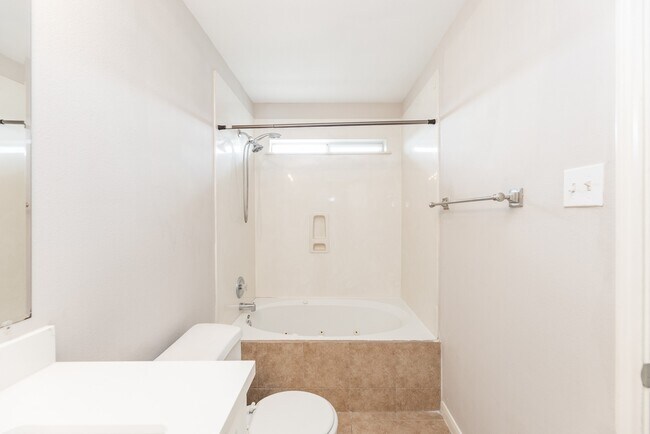 Building Photo - 1006 Vernage Rd