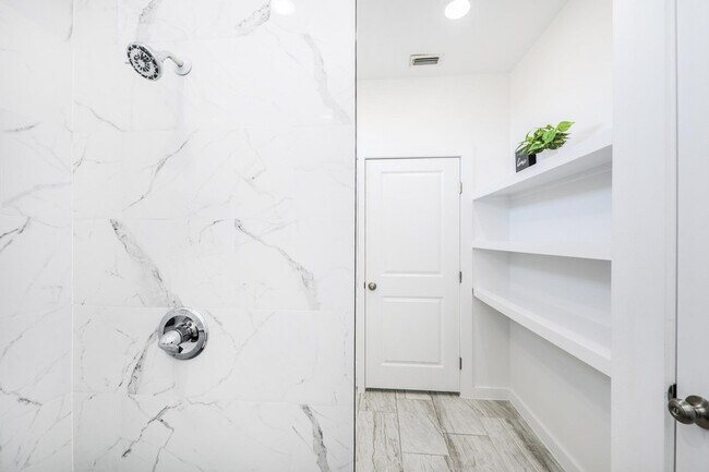 Building Photo - 3911 Casa Blanca Lake Rd