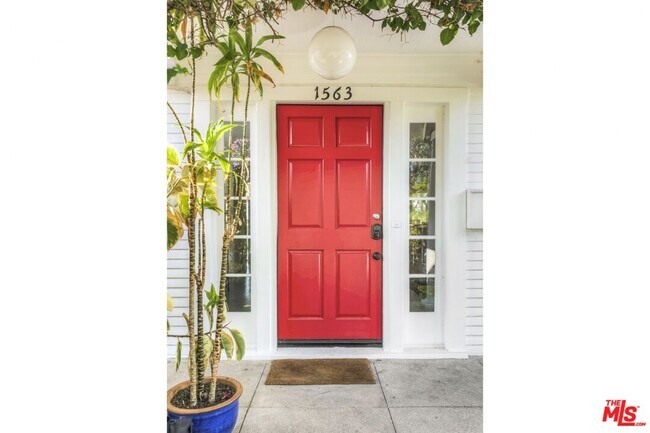 Building Photo - 1563 Lucretia Ave