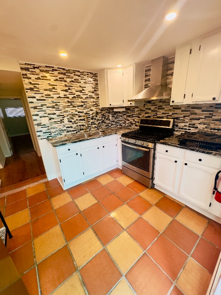 Building Photo - 726 N Peninsula Dr