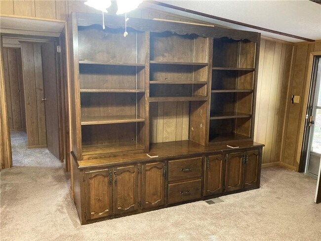 Building Photo - 2 Maple Leaf Dr