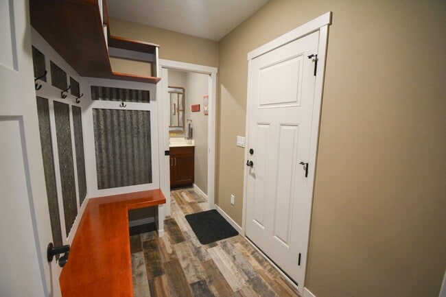Building Photo - Spacious and Stunning 5 Bed 4 Bath For Ren...
