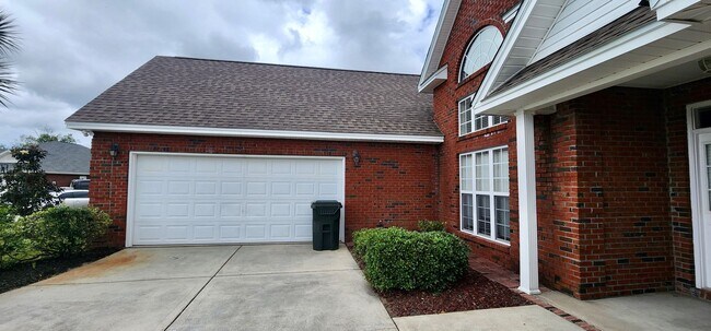 Building Photo - Offering First two weeks free for approved applicant