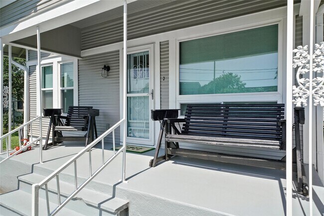 Building Photo - 325 N Sidney St