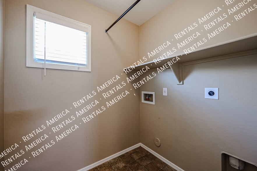 Building Photo - 3908 E Sabra Ln