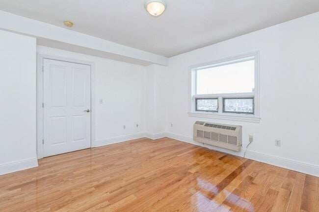 Building Photo - 809-815 22nd St Unit# 1501