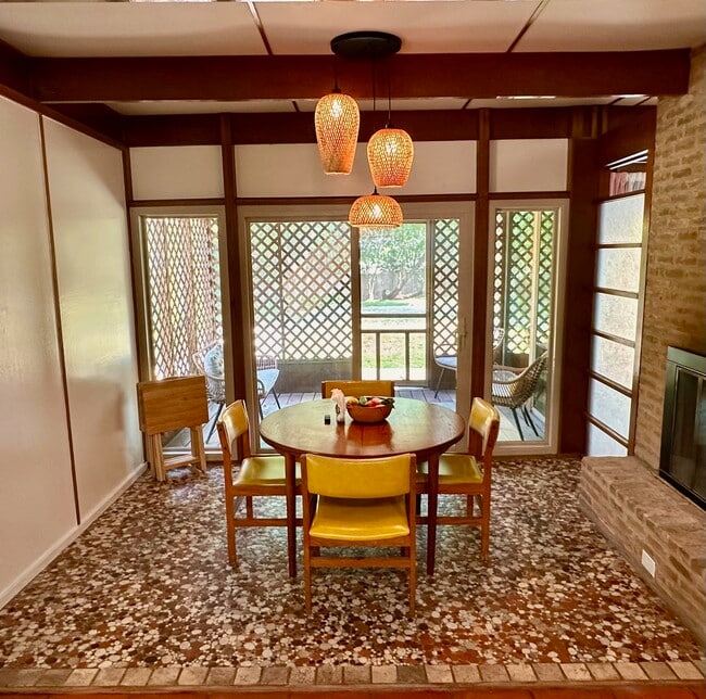 Building Photo - 506 E Hathaway Dr