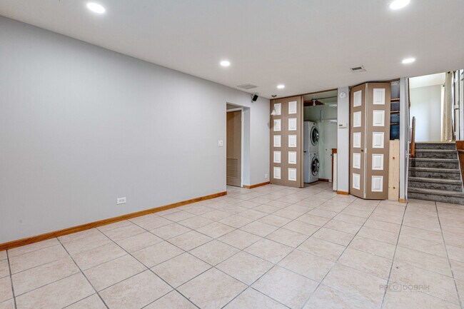 Building Photo - 567 Forum Dr