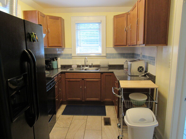 kitchen - 705 W Markham Ave