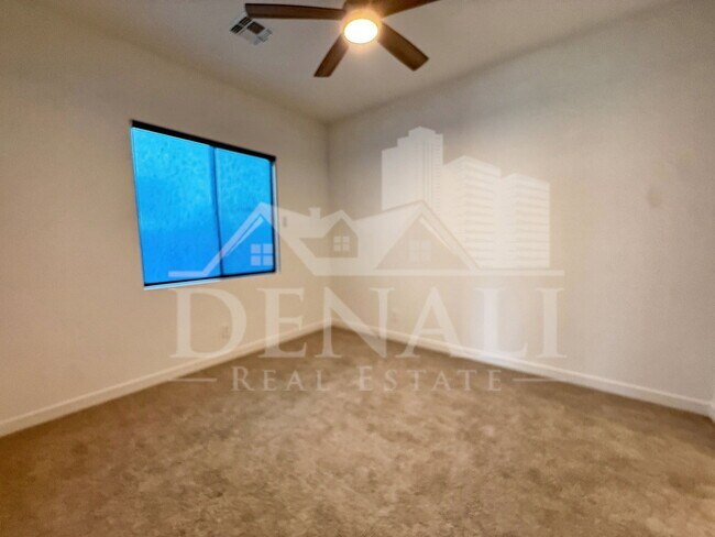 Building Photo - 1447 E Flower St