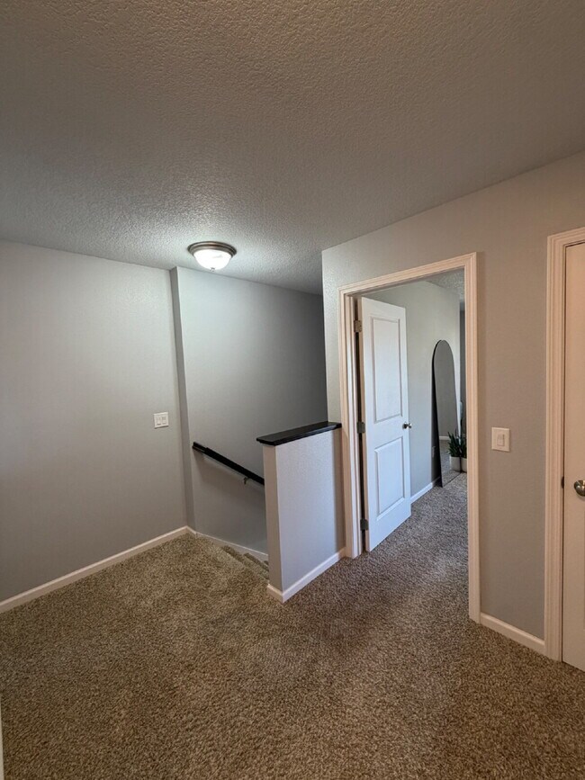 Building Photo - Charming 3-Bed 2.5-Bath Townhouse with Granite Finishes Near Jordan Creek Town Center