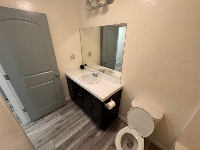 Building Photo - Lovely Home for rent in Hanford,Ca