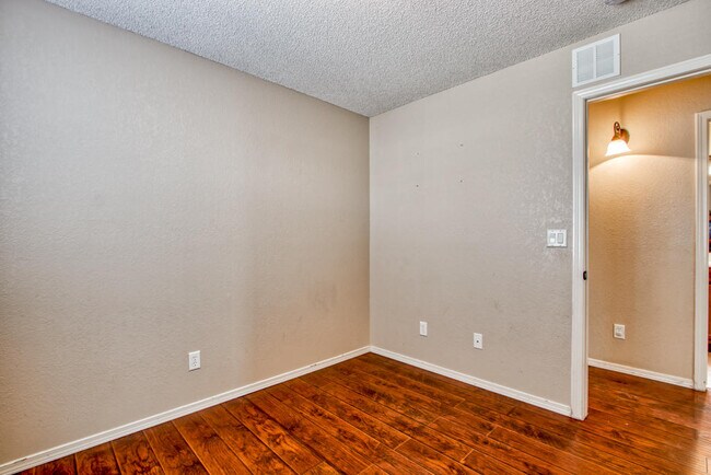 Building Photo - 1819 Shreya St