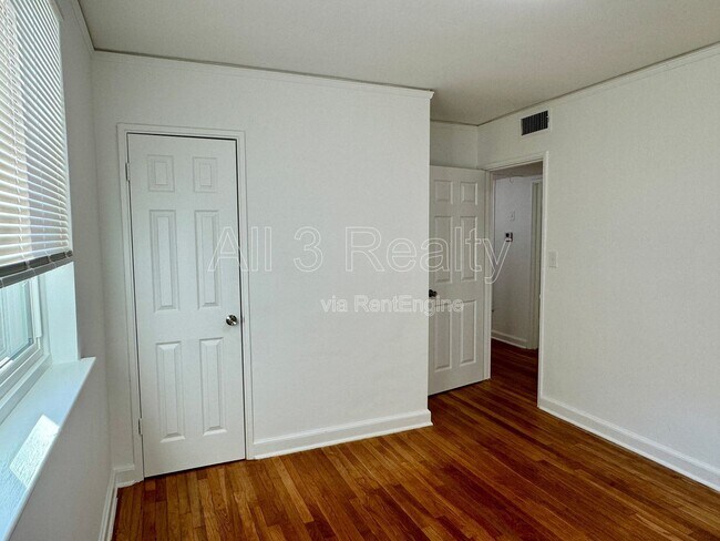 Building Photo - 2927 Brevard Ave