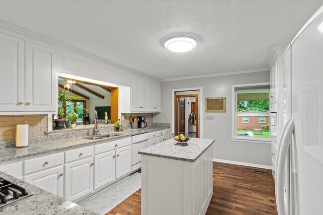 Building Photo - Country setting with City Convenience!